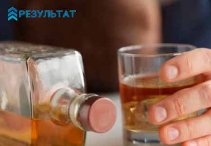 Противопоказания к выводу из запоя на дому Рука алкоголика со стаканом и бутылка